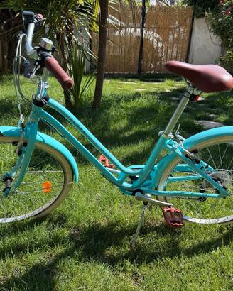 Bicicletta da ragazza con casco