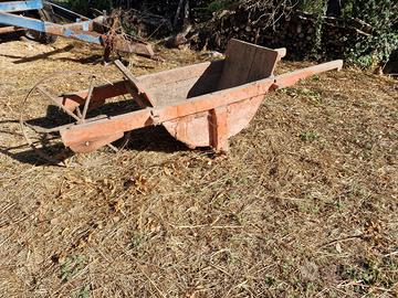 Carriola di legno