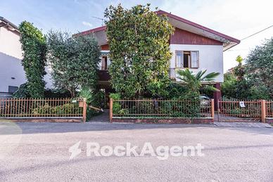 AD. DUOMO - CASA SINGOLA CON GIARDINO E GARAGE