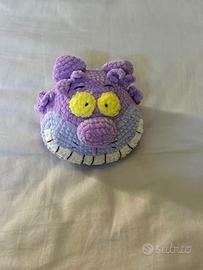 peluche all’uncinetto fatto a mano dello stregatto