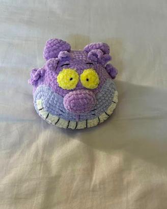 peluche all’uncinetto fatto a mano dello stregatto