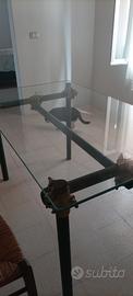 Piano di un tavolo il vetro