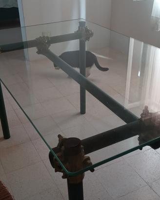 Piano di un tavolo il vetro