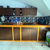 Cucina in legno scuro – pensili e basi