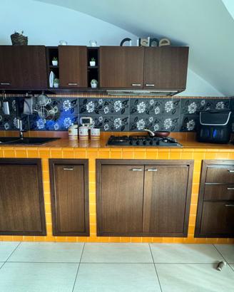 Cucina in legno scuro – pensili e basi