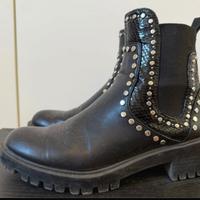 Stivaletto con borchie