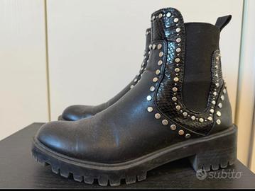 Stivaletto con borchie