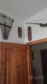 Set composto da arco in legno e frecce...