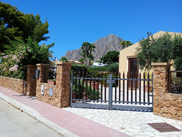 Villetta arredata con giardino e spazio esterno