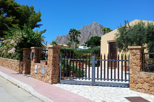 Villetta arredata con giardino e spazio esterno