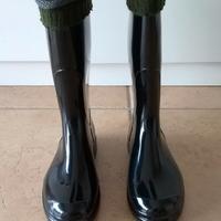 Stivali nuovi in gomma neri lucidi e scaldamuscoli