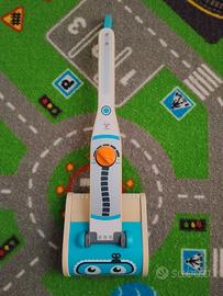 aspirapolvere giocattolo in legno Hape