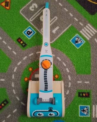 aspirapolvere giocattolo in legno Hape