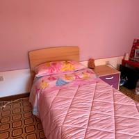 letto singolo con comodino coordinato a camera