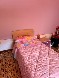 letto singolo con comodino coordinato a camera