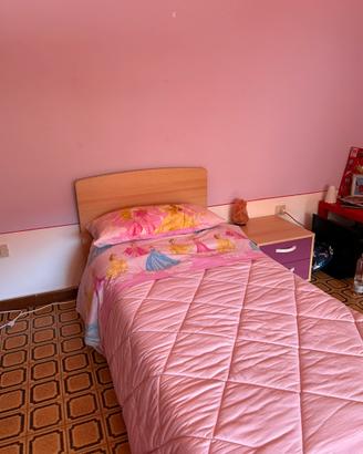letto singolo con comodino coordinato a camera