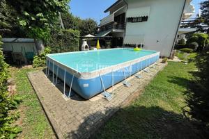 Villa libera su tre lati con ampio giardino