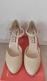 Décolleté nude con cinturino