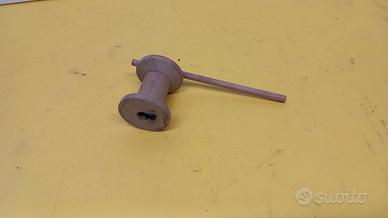 Gioco in legno con rocchetto di filo, realizzazion