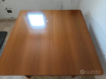 Tavolo in legno di ciliegio lucidato 112x112cm