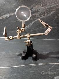 terza mano con lente di ingrandimento 