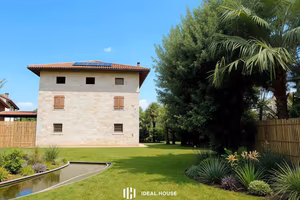 Casa di campagna con giardino e immobili