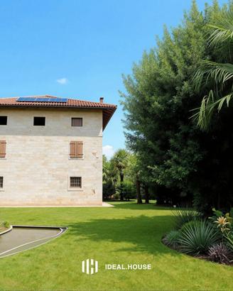Casa di campagna con giardino e immobili
