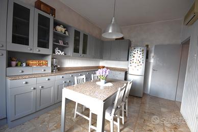 Appartamento con terrazza, frazione Grancetta