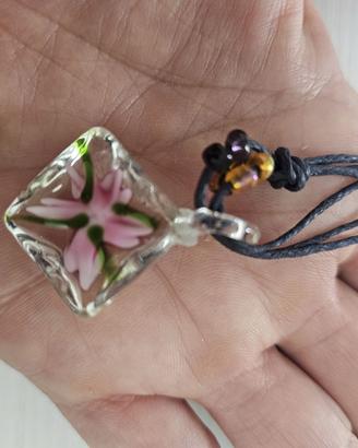 Collana multifilo nera con pendente in vetro rosa