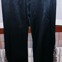 Pantaloni lucidi neri con profili leopardati