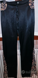 Pantaloni lucidi neri con profili leopardati