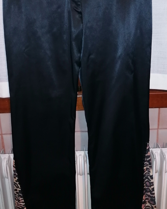 Pantaloni lucidi neri con profili leopardati