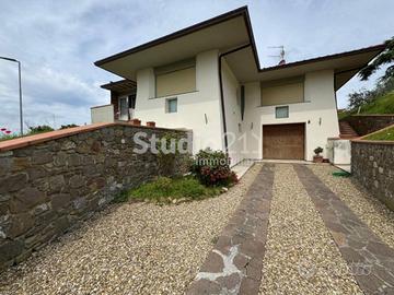 Villa di 200 m² con 5 locali e box auto doppio a R