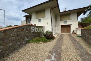 Villa di 200 m² con 5 locali e box auto doppio a R
