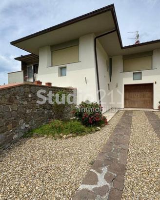 Villa di 200 m² con 5 locali e box auto doppio a R