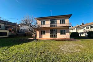 Singola con ampio giardino