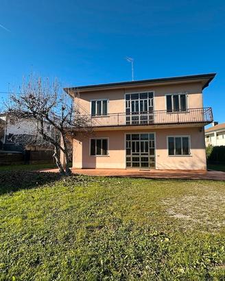 Singola con ampio giardino