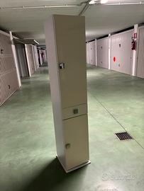 Mobiletto da bagno con specchio girevole