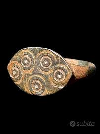 Anello romano antico magico con simbolo occhio