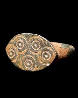 Anello romano antico magico con simbolo occhio