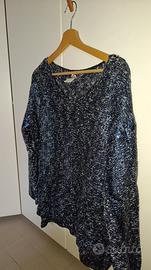 maglione con scollo a v blu e bianco 