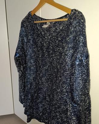 maglione con scollo a v blu e bianco 