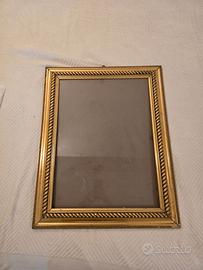 Cornice vintage dorata in legno lavorato con vetro