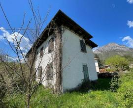 Fabbricato bifamiliare con corte di proprietà e t