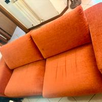 Divano di stoffa arancione