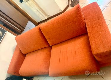 Divano di stoffa arancione