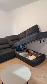 Divano angolare Poltronesofà di soli due anni.