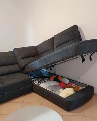 Divano angolare Poltronesofà di soli due anni.