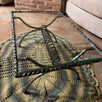 Tavolino in ferro battuto con piano in vetro