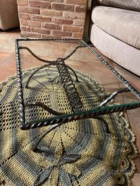 Tavolino in ferro battuto con piano in vetro